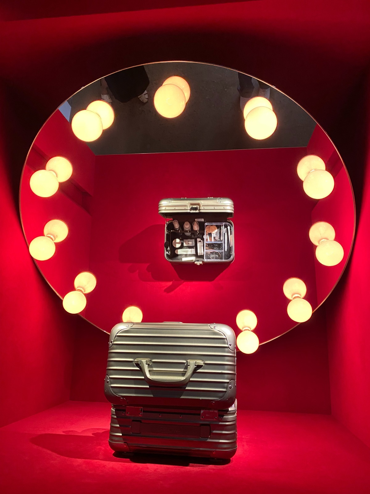 Nostalgie. Das Beautycase hat ausgedient, in der Ausstellung zeigte man auch Spielekoffer und einen Reisefernseher. 