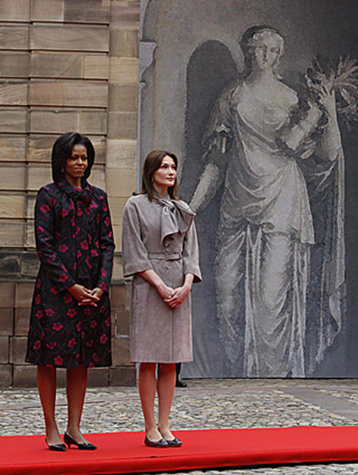 Seine Frau Michelle und Sarkozys Gattin Carla Bruni zogen sich zu einem gemeinsamen Mittagessen zurück. Beide First Ladys zeigten sich in Frühlingsmänteln. Während Michelle Obama ein schwarz-pinkfarbenes Ensemble gewählt hatte, trug Carla Bruni dezentes Hellgrau.