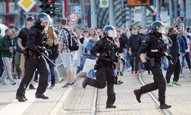 Die Anzahl der zur Verfügung stehenden Polizisten gerät in die Kritik in Sachsen.