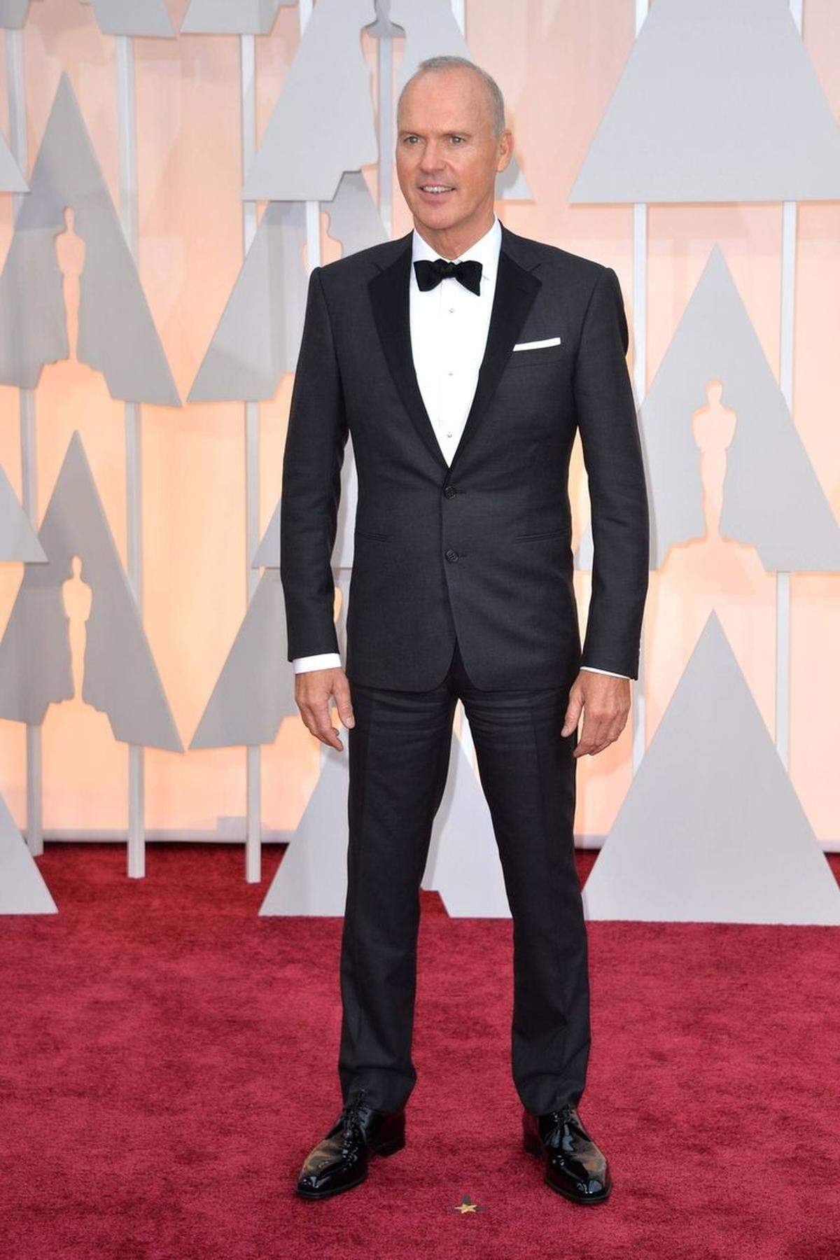 Michael Keaton: Das Outfit stimmte. Aber der beste Look nützt nichts, wenn man breit dazu Kaugummi kaut wie Keaton während der Gala.