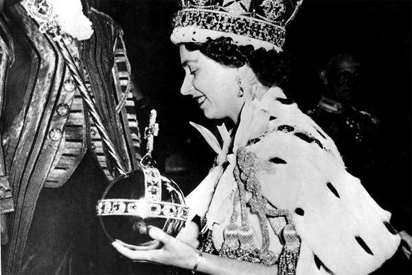 1952, als sie gerade einmal 27 war, setzte der Erzbischof von Canterbury in der Westminster Abbey der neuen Monarchin die Krönungskrone auf den Kopf. Erstmals wurde eine solche Zeremonie live im Fernsehen übertragen.