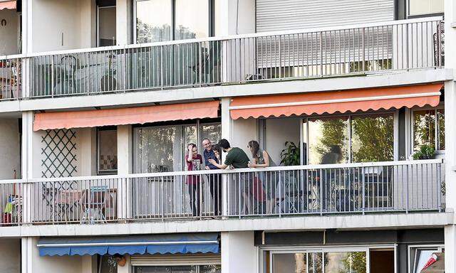 FRANCE - SOCIETY - CONTAINMENT Neighbors chatting on their balcony after the 8:00 p.m. applause. This applause is an opp