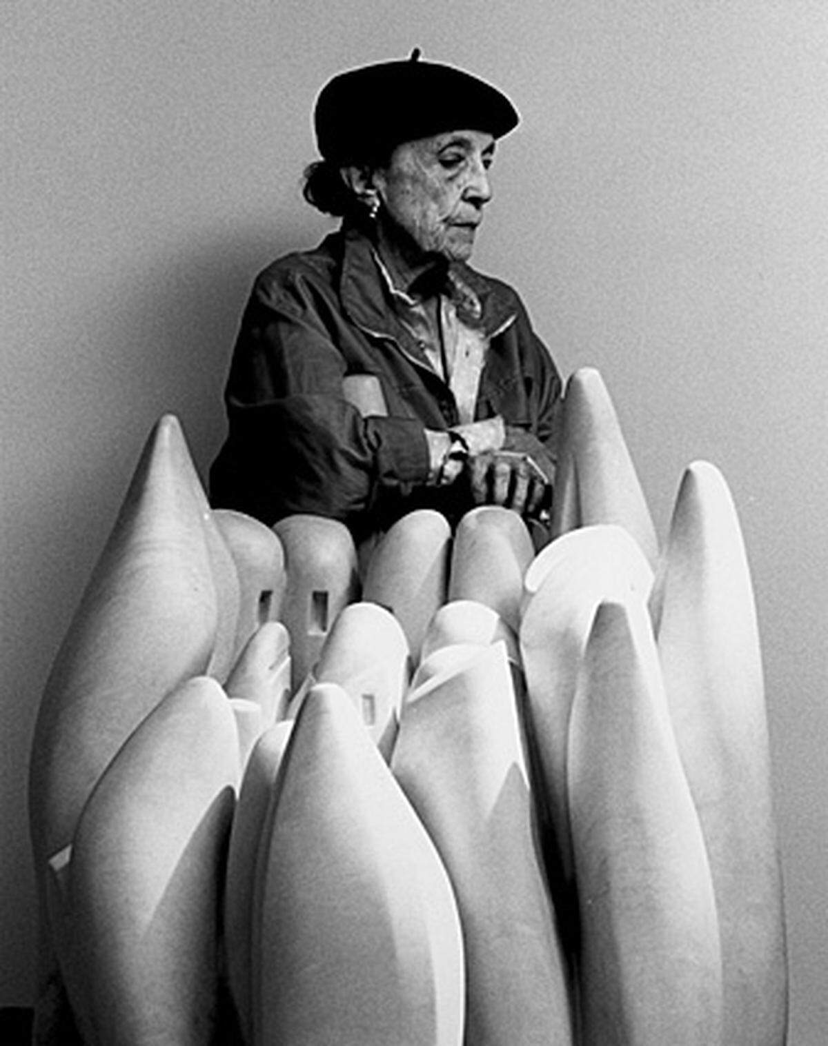 Die fanzösische Bildhauerin Louise Bourgeois ist am Montag in New York 98-jährig an einem Herzinfarkt gestorben.  Am 25. Dezember 1911 in Paris geboren und in den 30er Jahren nach New York ausgewandert, galt Bourgeois als "Grand Dame der Gegenwartskunst" und teuerste Künstlerin der Gegenwart.