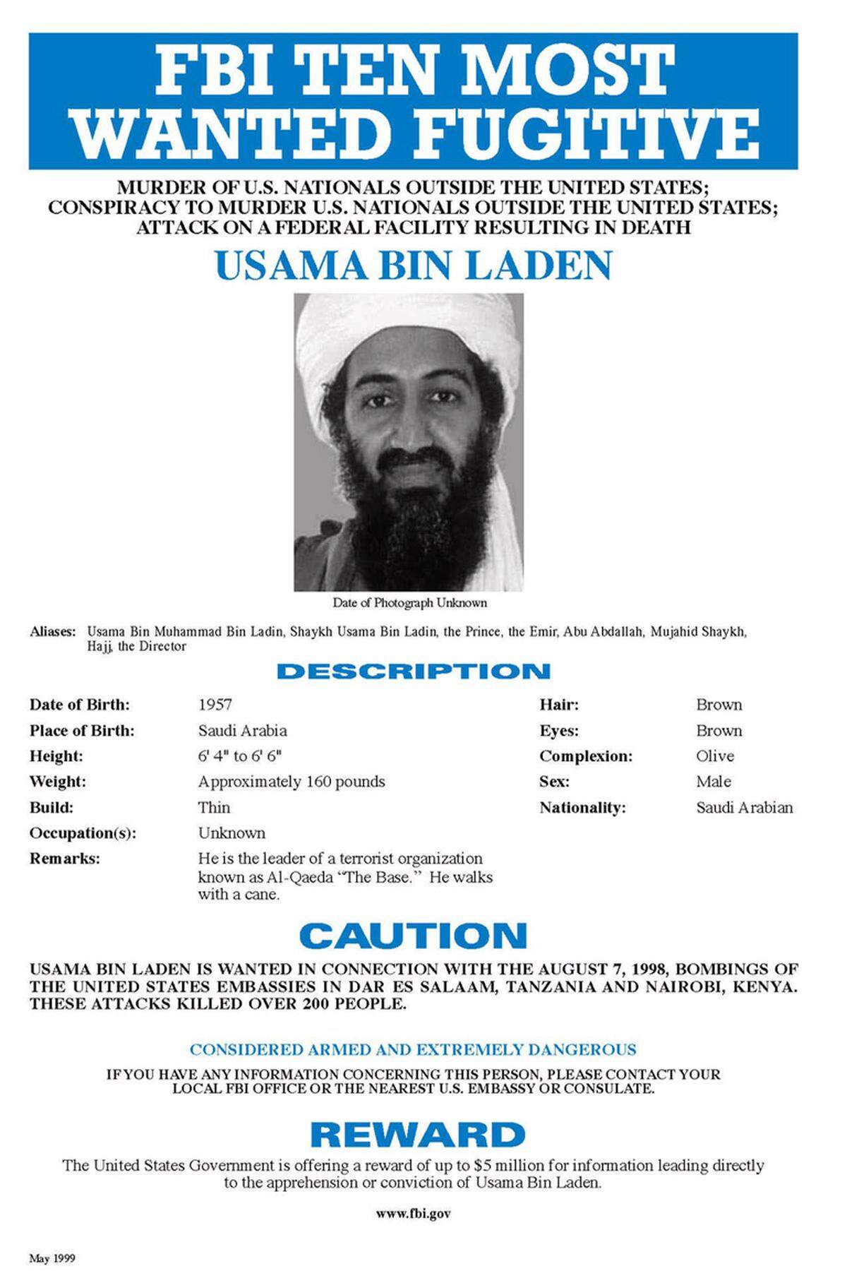 Der erste große Anschlag, der Bin Laden zur Last gelegt wird, waren die Bombenattentate auf die US-Botschaften in Kenia und Tansania, bei denen im August 1998 insgesamt 224 Menschen getötet wurden. 1999 setzte ihn die US-Bundespolizei auf die Liste der zehn meistgesuchten Verbrecher der Welt.
