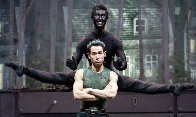 Martialisch: Peter Pan (vorn Keisuke Nejime) und sein Schatten (Robert Weithas). Die Ballettversion ist ein Meisterwerk.