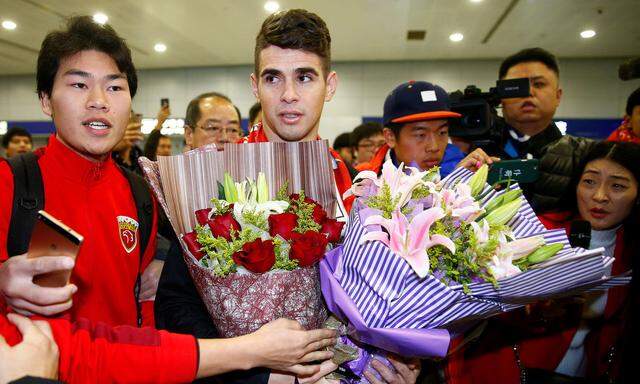 Brazilian international midfielder Oscar arrives at the Shanghai Pudong International Airport, after agreeing to join China super league football club Shanghai SIPG from Chelsea in Shanghai