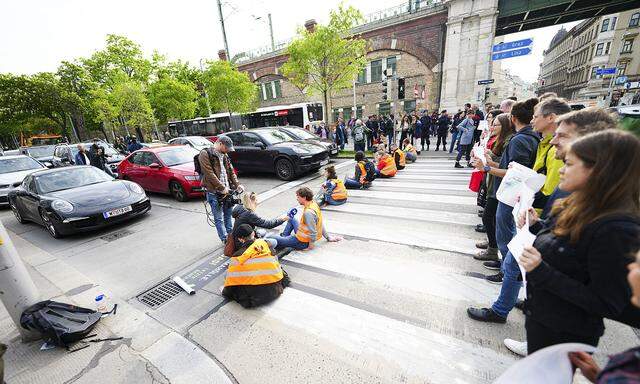 WIEN: ´LETZTE GENERATION´ LEGTE FR�HVERKEHR LAHM