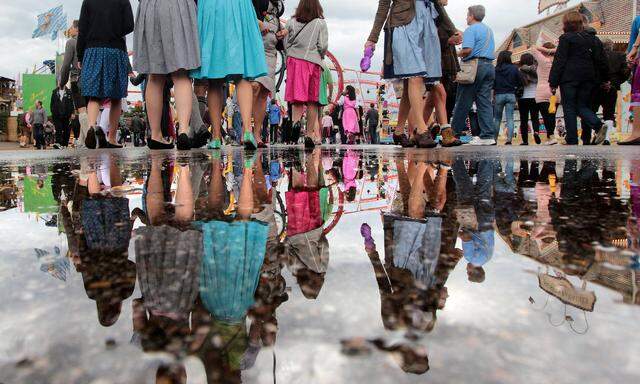 Auftakt zum Oktoberfest in Muenchen Bayern Deutschland Besucher spiegeln sich in einer grossen Re