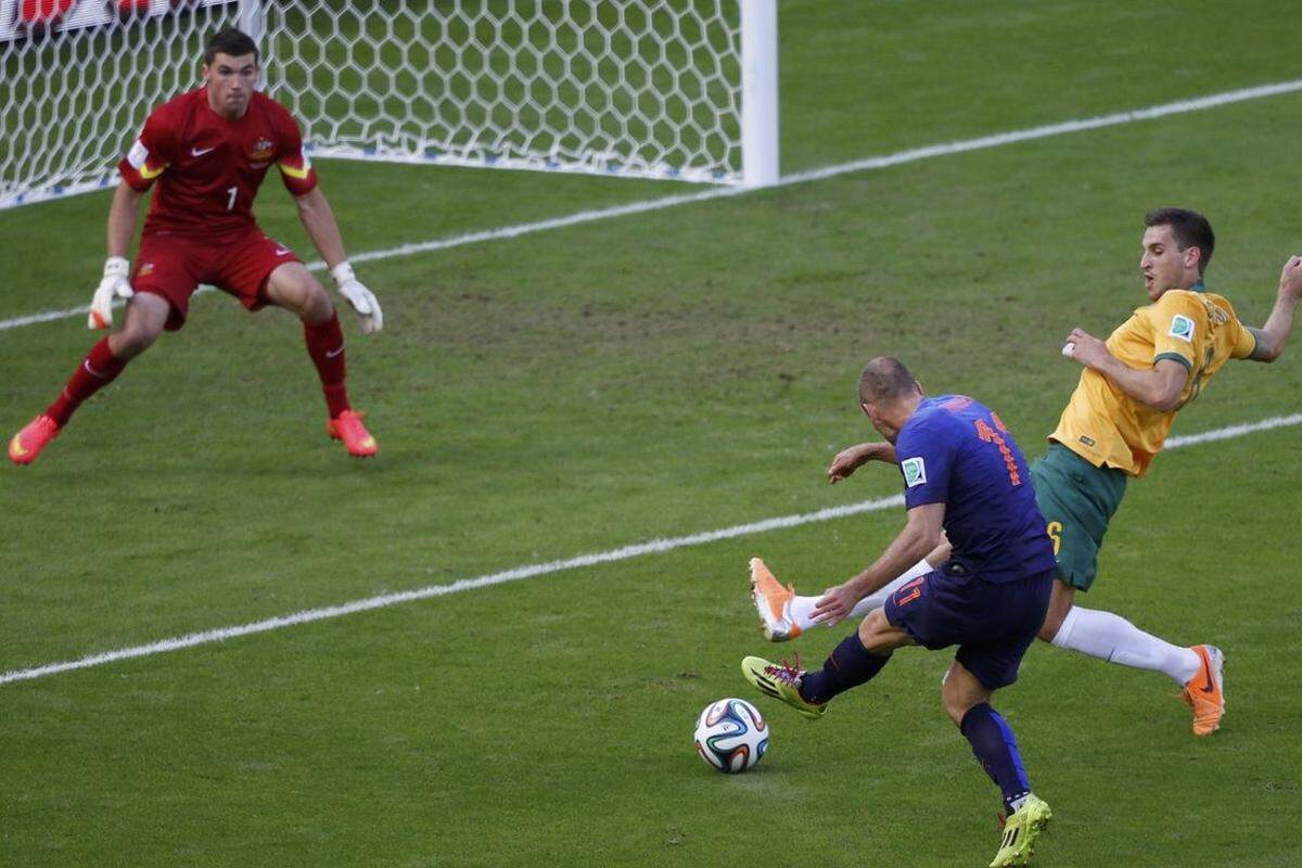 Die Niederlande besiegen in einem packenden Schlagabtausch Australien mit 3:2 und ziehen wenige Stunden später ins Achtelfinale dieser WM ein, da Chile den Titelverteidiger aus dem Turnier wirft.