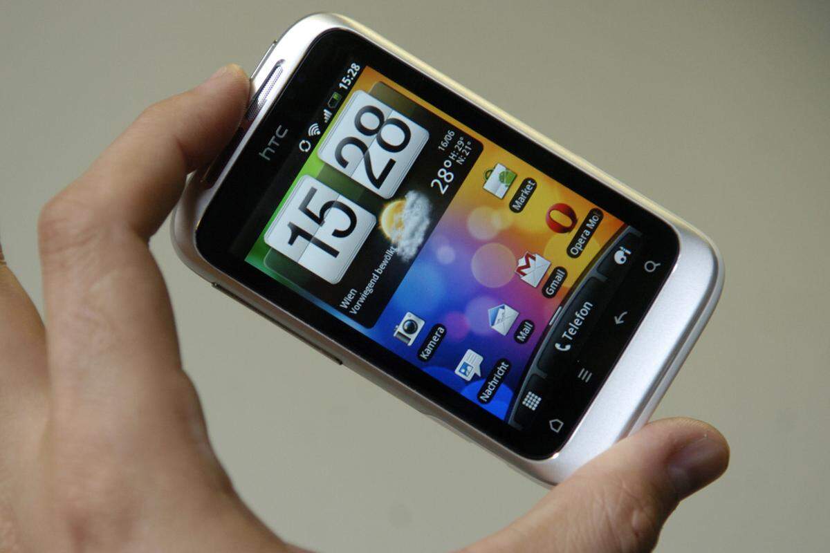 Schnuckelig ist es ja, HTCs neues Mini-Smartphone. Aber, wie so oft, wenn es darum geht, ein Extrem zu erreichen, hat die Schrumpfungskur ein paar Nachteile. Doch dazu später. Es geht um das Wildfire S, ein Gerät aus der immer größer anschwellenden Android-Armada des taiwanesischen Herstellers.Die Bildergalerie ist eine Zusammenfassung unseres Tests.Zum vollständigen Testbericht >>>