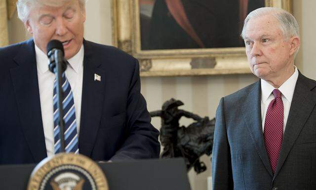 Trump bei Sessions Angelobung.