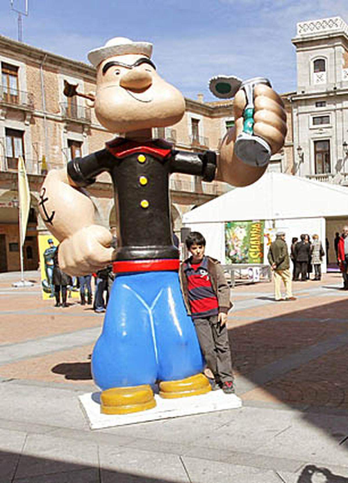 Popeye, der Seemann mit den größten Unterarm-Muskeln in der Geschichte des Zeichentricks, feiert sein großes Kino-Comeback in 3D und folgt damit auf Erfolge wie "Avatar" und "Alice im Wunderland". Ein Datum für den Drehbeginn ist noch nicht fixiert, der Film wird von Sony Pictures Animation produziert.  Die Tochterfirma ImageWorks, die sich auf Zeichentrickfilme und visuelle Effekte spezialisiert hat, wird Popeye, seiner Verlobten Olivia und dem Bösewicht Brutus dank der Technologie CGI Leben einhauchen.  Popeye hatte seinen letzten Auftritt auf der großen Leinwand im Jahr 1980 mit Robin Williams in der Hauptrolle.  Quelle: "Variety"