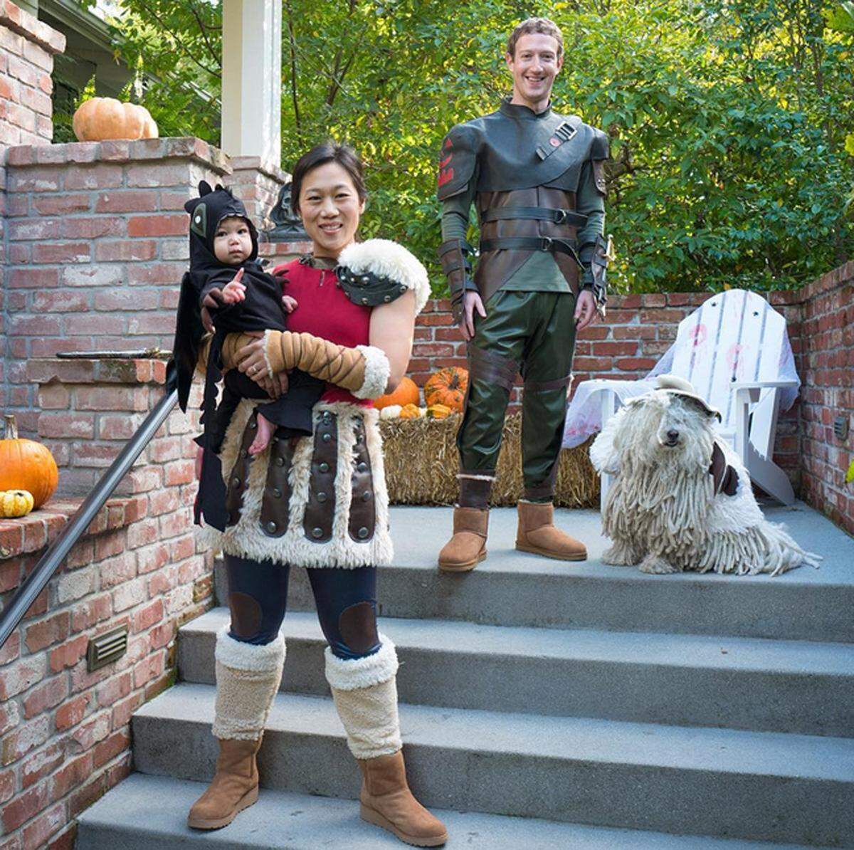 Marc Zuckerberg und Ehefrau zeigten sich mit Töchterchen Max und Hund als Vikinger-Familie inklusive Drache und Schaf. Fazit: Hund Beast sollte eine Zweitkarriere als Schaf in Erwägung ziehen.