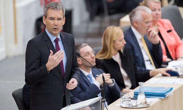 Finanzminister Hartwig Löger stellt die Budgetpläne der Regierung im Parlament vor.