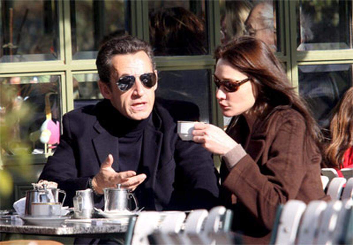 Der französische Präsident Nicolas Sarkozy und seine Freundin Carla Bruni haben allen Spekulationen über den Fortgang ihrer Liaison am 2. Februar 2008 ein Ende bereitet: Der Staatschef und das Ex-Model gaben sich an diesem Samstag im Elysee-Palast das Ja-Wort, wie der Bürgermeister des 8. Pariser Arrondissements, Francois Lebel, mitteilte. Er hat die beiden getraut. Sarkozy ist erst seit wenigen Wochen mit Bruni liiert. Kurz zuvor hatte er sich von seiner zweiten Frau Cecilia scheiden lassen.