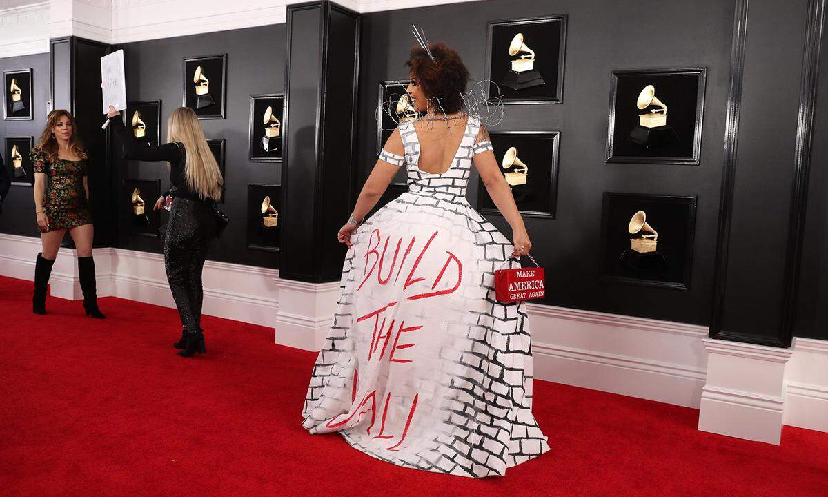 Für Kontroversen sorgte das Outfit von Joy Villa, die mit diesem Pro-Trump-Mauerbau-Kleid nicht zum ersten Mal bei den Grammy’s für Aufsehen sorgte.
