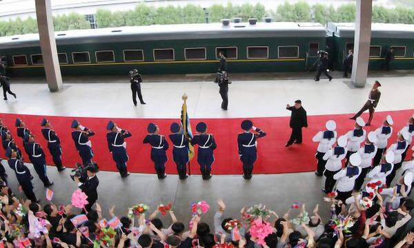Mit dem Sonderzug nach Wladiwostok: Nordkoreas Diktator Kim Jong-un ist nach einer langen und langsamen Zugreise in Sibirien angekommen und wird dort bald vom Kremlchef Wladimir Putin empfangen.