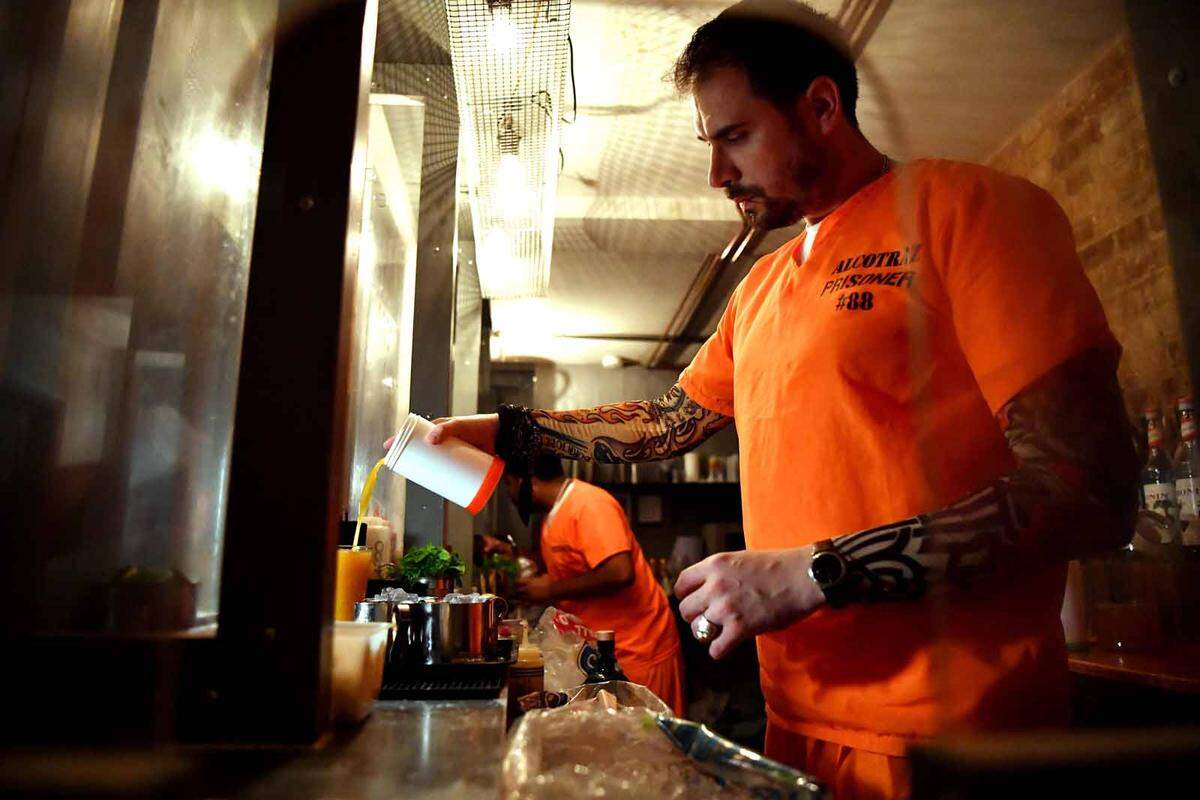 Inspiriert wurde das Alcotraz - ein Wortspiel aus Alkohol und dem berüchtigten Gefängnis Alcatraz in San Francisco - von berühmten Filmen wie "Die Verurteilten" und der Netflix-Serie "Orange is the New Black". Keinesfalls wolle er sich damit jedoch über den echten Strafvollzug lustig machen, betont Shearman.