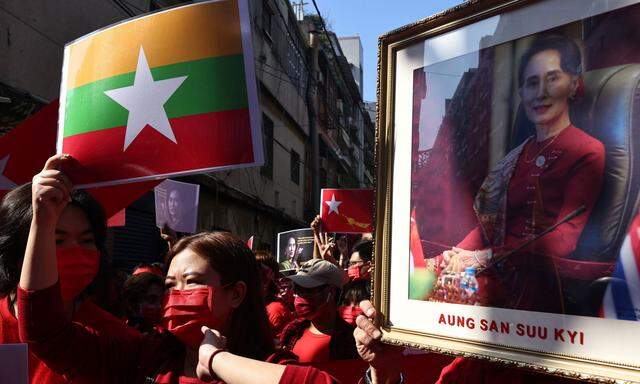 Rot ist die Farbe der Nationalen Liga für Demokratie (NLD) von De-facto-Regierungschefin Aung San Suu Kyi.