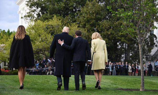 Doch am Montag ging es eher locker zu. Beide Paare zeigten sich im Garten des Weißen Hauses mit bester Laune. Macron und Trump spazierten teils Händchen haltend mit ihren jeweiligen Gattinnen über den Rasen.