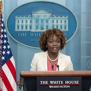 Betroffen von dem Urteil ist auch die Sprecherin des Weißen Hauses, Karine Jean-Pierre.