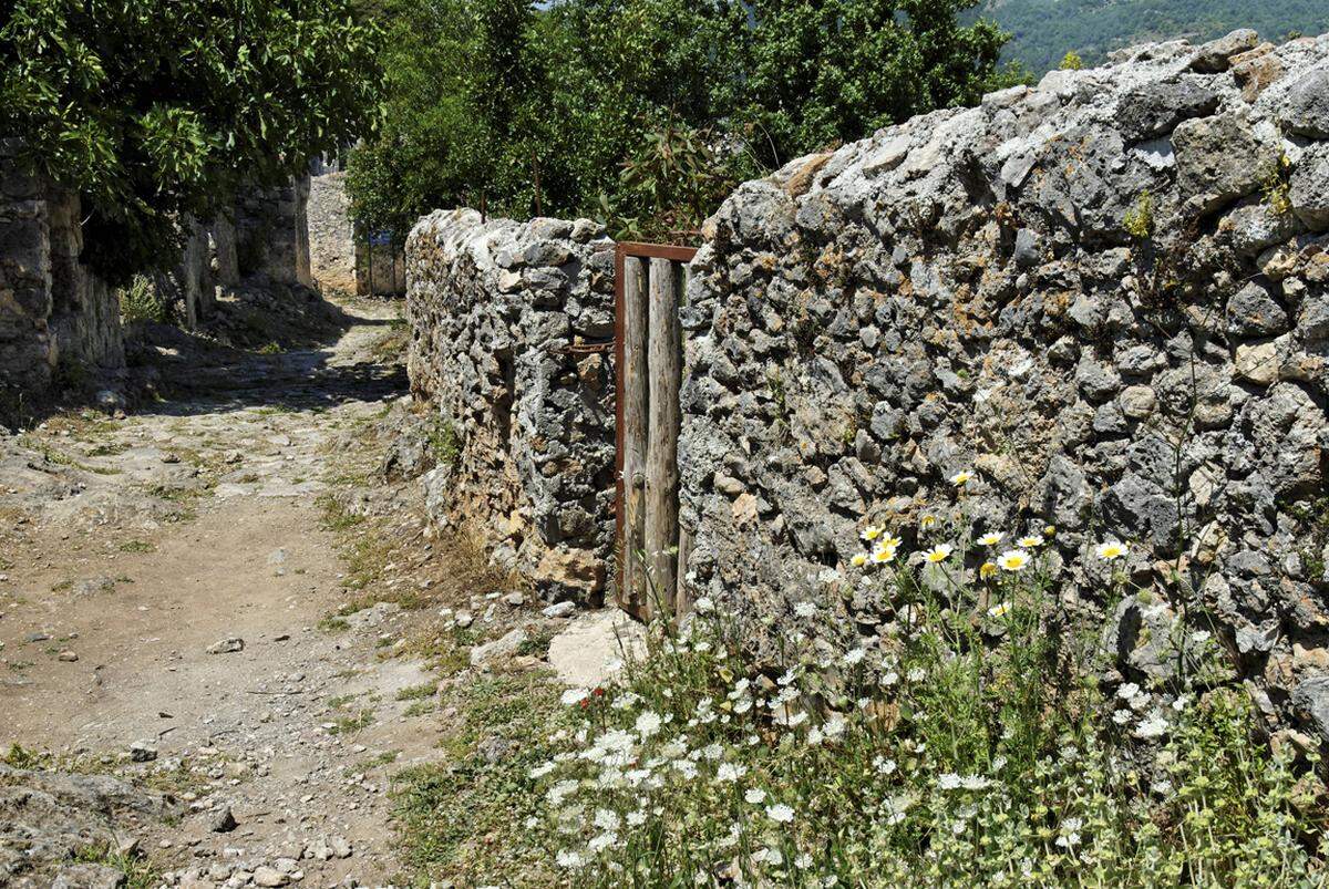 In der Antike entstand hier die Stadt Karmillassos und später, im 18. Jahrhundert, auf ihren Ruinen die griechische Ortschaft Levissi.