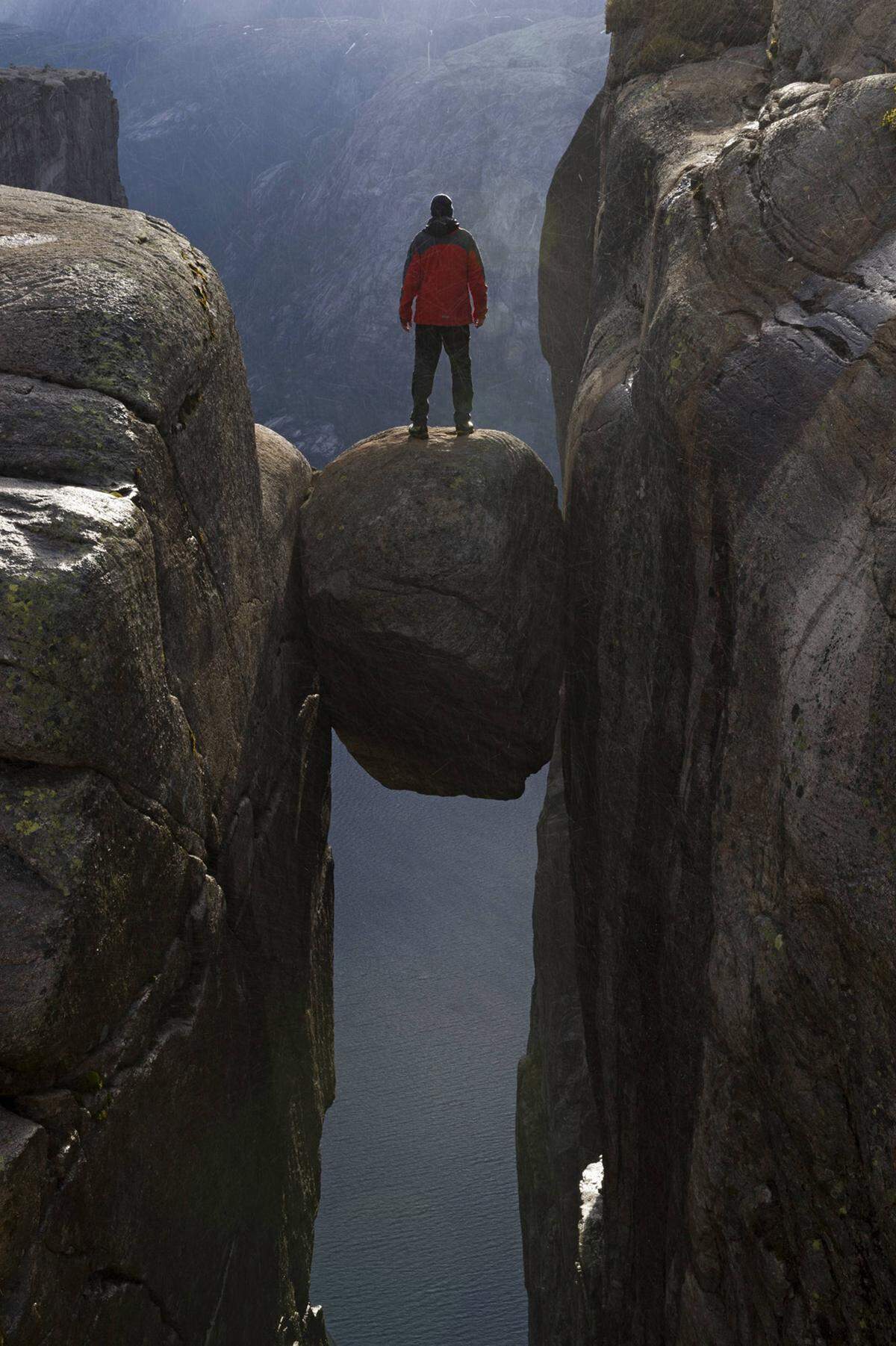 In zigfacher Ausführung hat auch dieses Bild schon Instagram überschwemmt: Mutige Fotomodelle stellen sich dafür auf den fünf Kubikmeter großen Steinblock, der zwischen einer 1000 Meter tiefen Felsspalte klemmt.