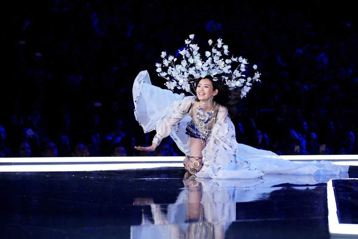 Erstmals landete die große Dessous-Show in China - und der chinesische Engel Ming Xi auf den Knien.