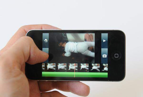 Einmal aufgenommen, lassen sich die Videos in der nur für das iPhone 4 verfügbaren Anwendung iMovie (für 3,99 Euro im App Store) zu einem Film zusammenschneiden. Man kann die Clips mit Übergängen versehen und mit Musik unterlegen. Der Umfang ist natürlich im Vergleich zur Desktop-Version sehr eingeschränkt. Für YouTube-Dauernutzer aber sicher eine praktische Ergänzung.