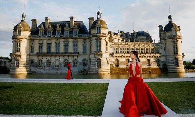 Prunkvolle Herbst-/Winterschau von Pierpaolo Piccioli Anfang Juli im Pariser Chateau de Chantilly.