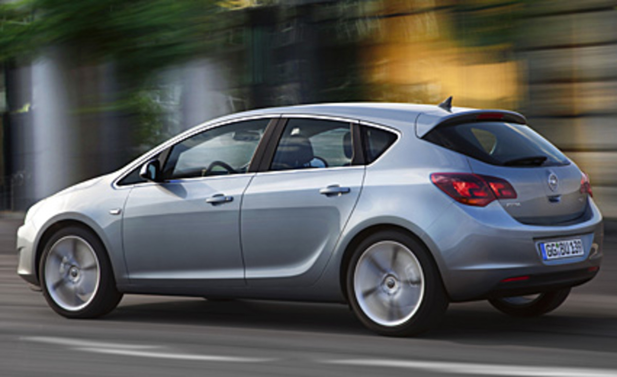 Der Golf-Gegner sorgt pro Jahr für ein Drittel aller Opel-Verkäufe. Der Anteil der Kompaktklasse am Gesamtmarkt beträgt 27 Prozent, da darf man sich keine Schwäche erlauben. Nicht nur mit niedrigeren Preisen will Opel die Latte für die Konkurrenz höher legen. Der Astra soll mit neuer Technologie zum Kompaktwagen erster Klasse aufgerüstet werden.
