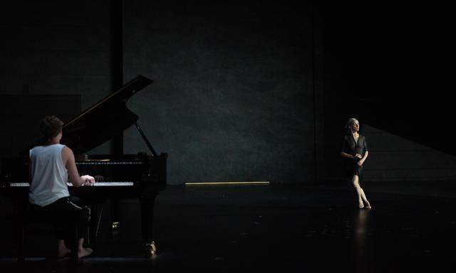Anne Teresa De Keersmaeker und Pianist Pavel Kolesnikov kommen barfuß auf die Bühne.