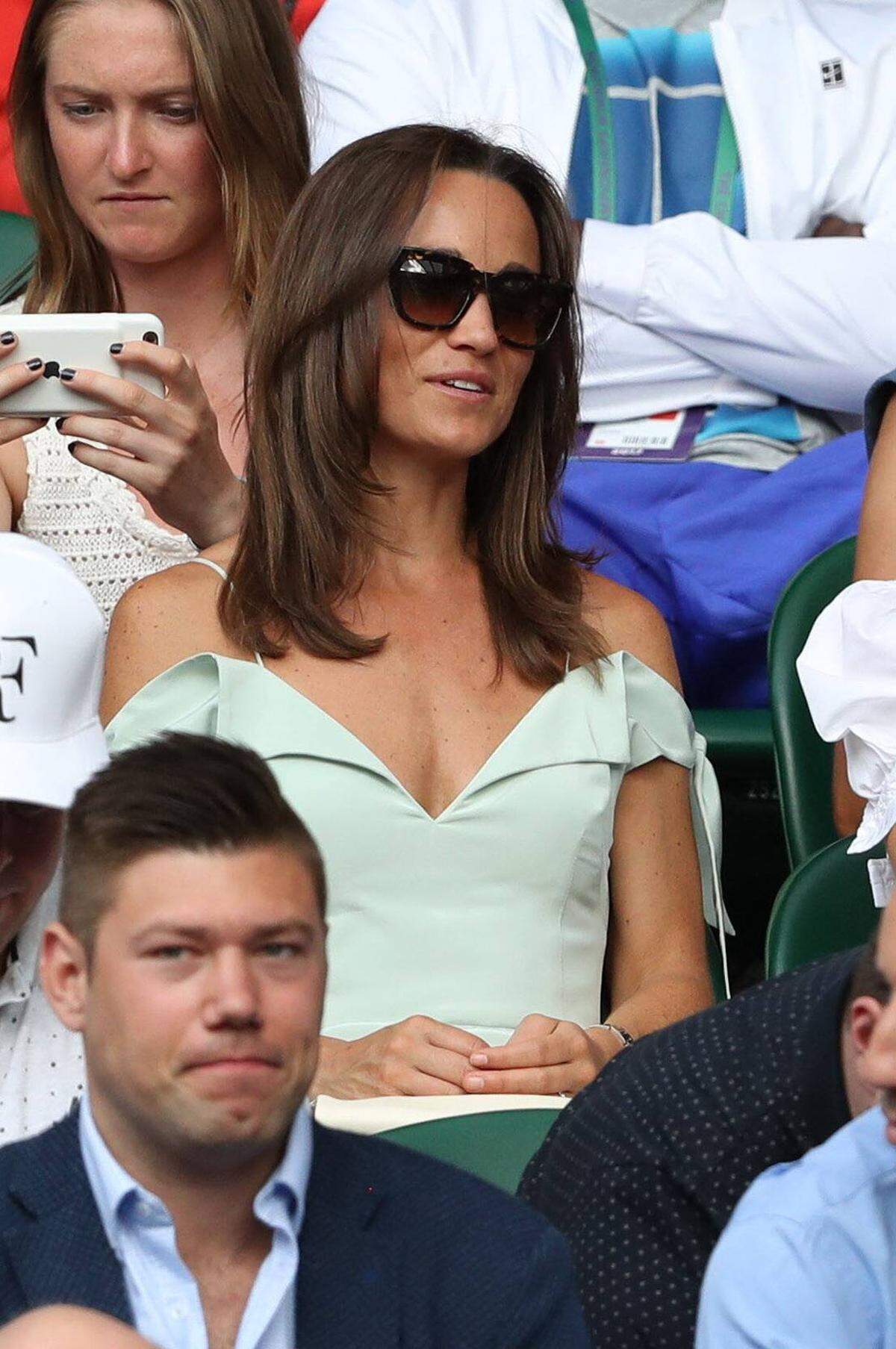 Schwester Pippa Middleton trug ein schulterfreies Kleid des Londoner Labels Tephi um Andy Murray an Tag 7 gewinnen zu sehen.