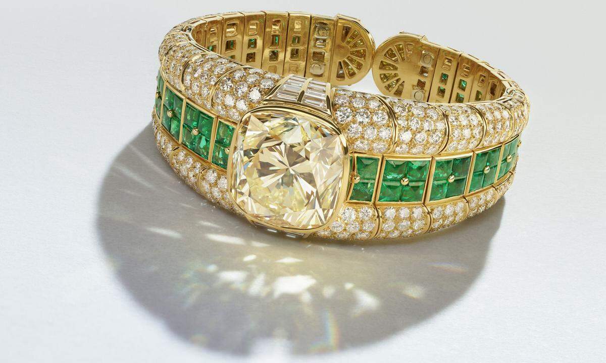 Das mit farbigen Diamanten und Smaragden besetzte Armband von Bulgari hat einen Schätzwert von 300.000 bis 500.000 Schweizer Franken (304.680 bis 507.800 Euro).      