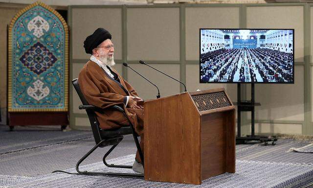 Irans oberster Führer Ayatollah Ali Khamanei im Video-Gespräch mit Vertretern Aserbaidschans in Teheran.