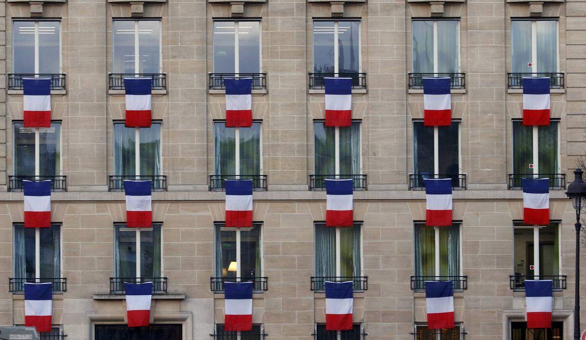 Hollande rief zudem seine Landsleute auf, Flagge zu zeigen. Im ganzen Land sind am Freitag Fahnen mit den blau-weiß-roten Nationalfarben zu sehen, wie hier auf einem Gebäude nahe des Invalidendoms.