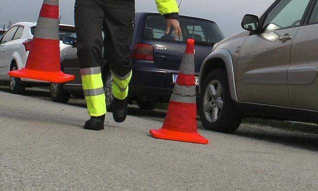 Symbolbild - Die Asfinag musste am Montag bereits zu erstern Hitzeschäden an der Fahrbahn der A1 ausrücken.