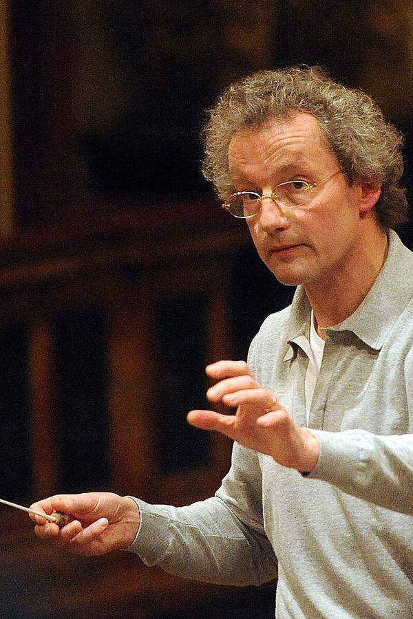 Welser-Möst gab 1985 sein Debüt bei den Salzburger Festspielen. Ein Jahr später hob die internationale Karriere mit dem Debüt-Konzert beim London Philharmonic Orchestra an, dessen Musikdirektor er in Folge von 1990 bis 1996 wurde.