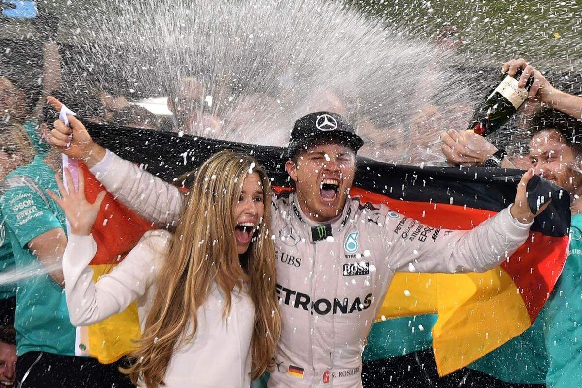 Nach zwei zweiten Plätzen in der Gesamtwertung und insgesamt 206 Grand Prix sichert sich Nico Rosberg erstmals den Titel des Formel-1-Weltmeisters. Der Deutsche rettet in Abu Dhabi fünf Punkte Vorsprung auf seinen WM-Rivalen und Mercedes-Teamkollegen Lewis Hamilton ins Ziel. Völlig überraschend erklärt er eine Woche später in Wien seinen Rücktritt.