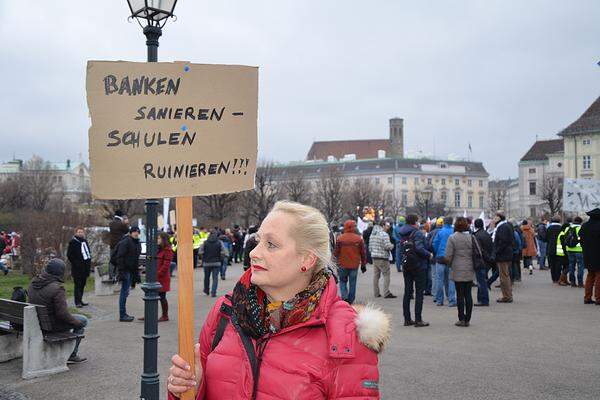 Regina Saurer (im Bild), Lehrerin an einer Wiener Schule, ist eine von tausenden Lehrern, die heute gekommen sind. Sie ist - genau wie viele ihrer Kollegen - nicht (nur) wegen der Gehaltsverhandlungen gekommen. Sie protestiert gegen das neue Lehrerdienstrecht und auch gegen eine Ökonomisierung der Wissenschaft.