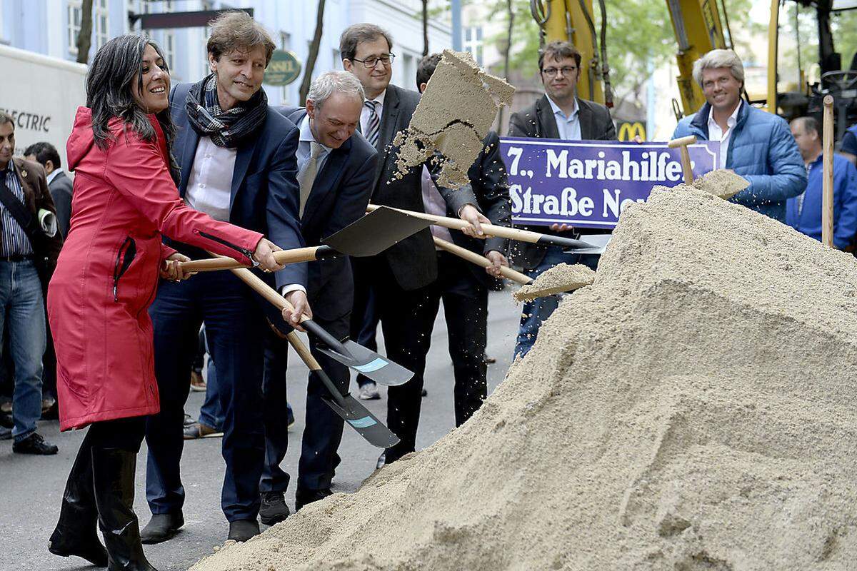 Viele Debatten über Sinn und Unsinn der Neugestaltung wurden seit dem Beschluss der Verkehrsberuhigung im rot-grünen Koalitionsabkommen von 2010 geführt. 25 Mio. Euro für das Prestigeprojekt der grünen Verkehrsstadträtin, Maria Vassilakou, ausgegeben. Und jetzt? Was funktioniert gut, wo gibt es noch Handlungsbedarf? Archivbild: Spatenstich am 19. Mai 2014