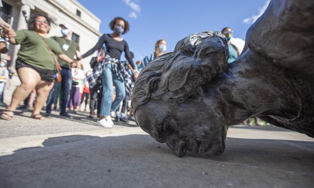 Wessen Geschichte soll erinnert werden? Umgeworfene Christoph-Columbus-Statue in St. Paul, Minnesota. 