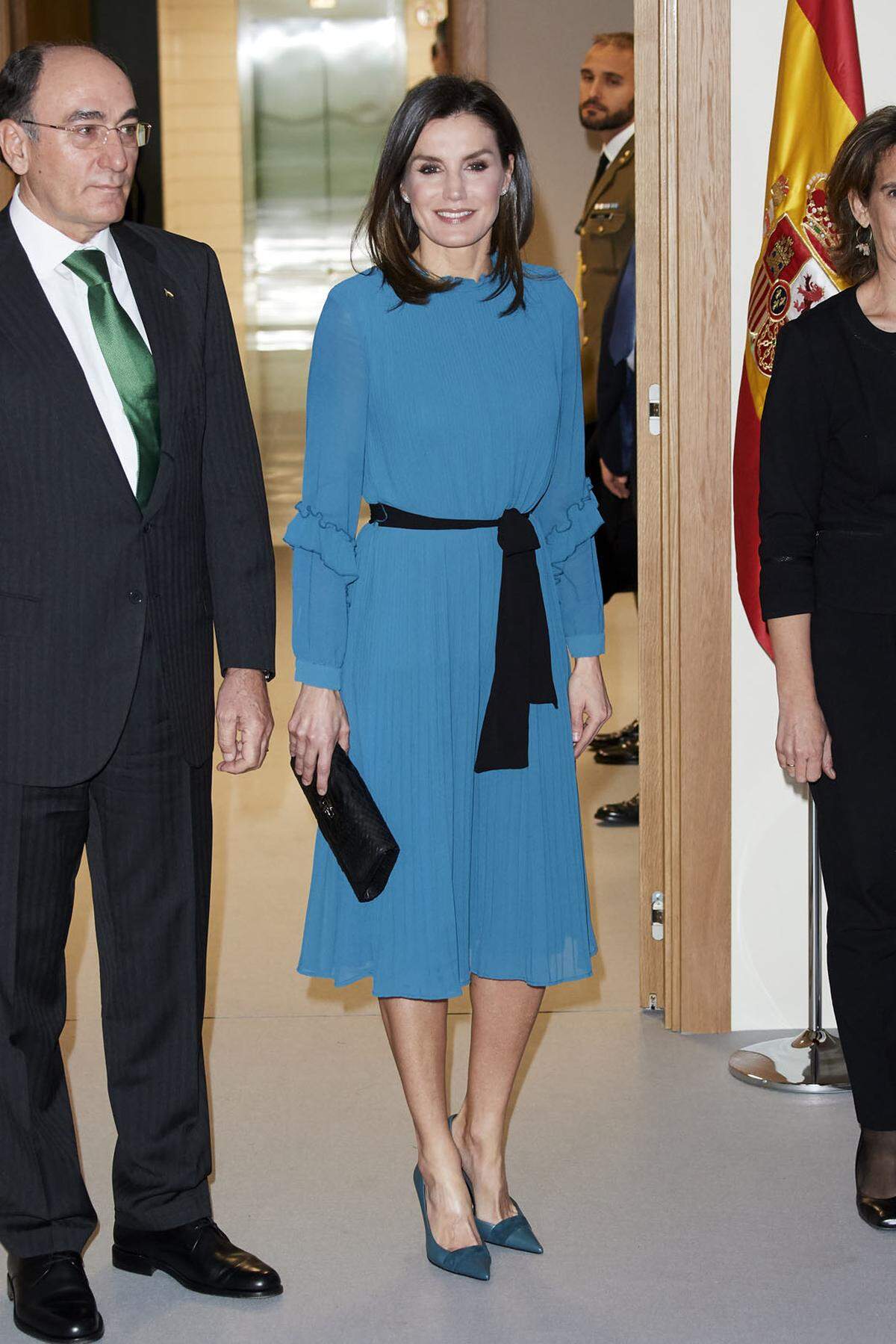 Bei den Royals muss es in Sachen Mode nicht immer das teuerste vom teuersten sein. Königin Letizia von Spanien greift etwa gerne auf die spanische Textilkette Zara zurück. So auch bei diesem Schnäppchen-Overall.  