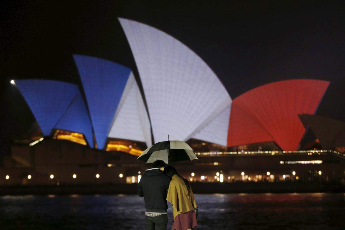 Blau-Weiß-Rot: Nach dem Terroranschlag in Paris leuchten Monumente rund um die Welt in den französischen Nationalfarben. Eine Auswahl.  