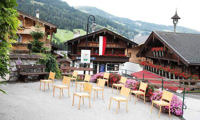 Leere Sessel vor der Kirche: Das heurige Forum Alpbach findet vor allem virtuell statt, im Tiroler Bergdorf selbst sind nur einige wenige Teilnehmer.
