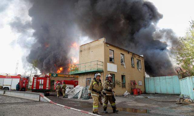 Ein Brand in einem Öllager in Donezk 