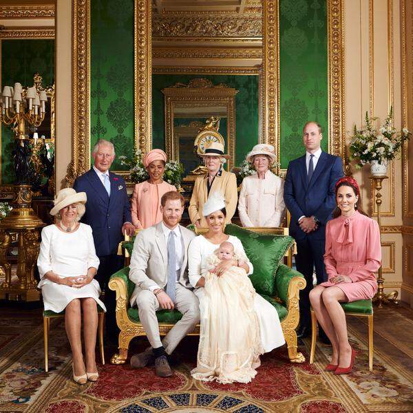 Söhnchen Archie Harrison Mountbatten-Windsor wurde am 6. Juli getauft. Die Herzogin trug ein cremefarbenes Ensemble von Dior.