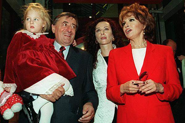 Filmstar Raquel Welsh besuchte den Opernball 1998. Auch sie durfte für das Familienalbum posieren.