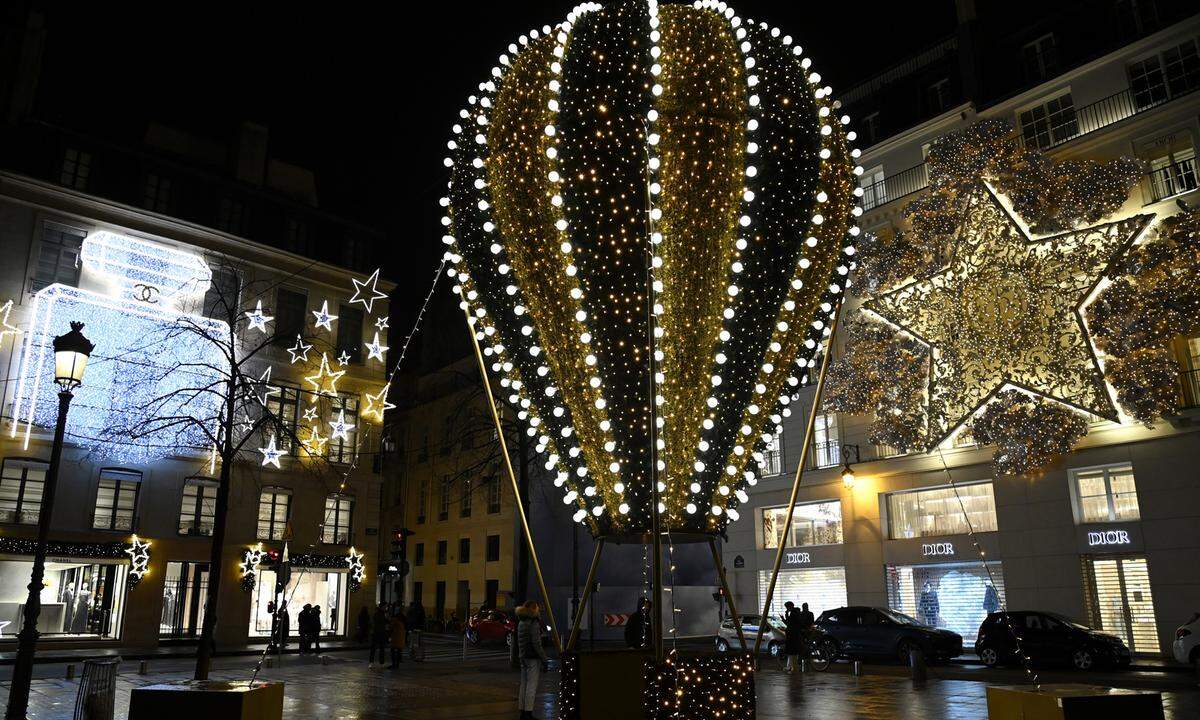 Doch die Stadt der Städte kann auch extravaganter. Hier die Champs-Élysées mit den festlich beleuchteten Geschäften von Chanel und Dior.