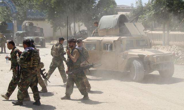 Endkampf um Kunduz. Eliteeinheiten der afghanischen Armee versuchten bis zuletzt, den Ansturm der Taliban abzuwehren. 